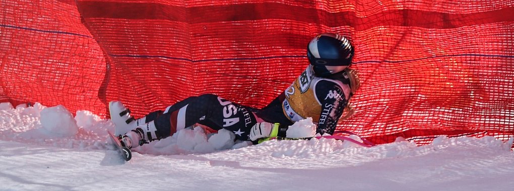 Nach ihrem Unfall in Cortina liegt Lindsey Vonn an der Streckenbegrenzung. - © Marco Trovati/AP/dpa