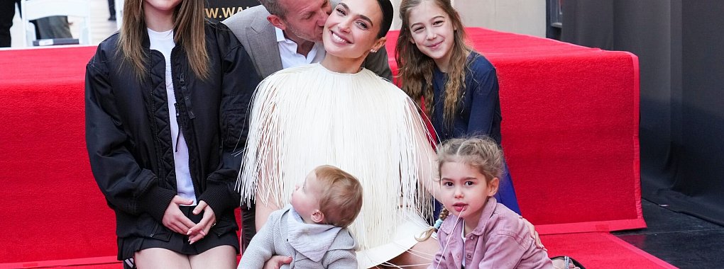 Mit Ehemann und ihren vier gemeinsamen Töchtern posiert Gal Gadot auf dem «Walk of Fame». - © Jordan Strauss/Invision/AP/dpa