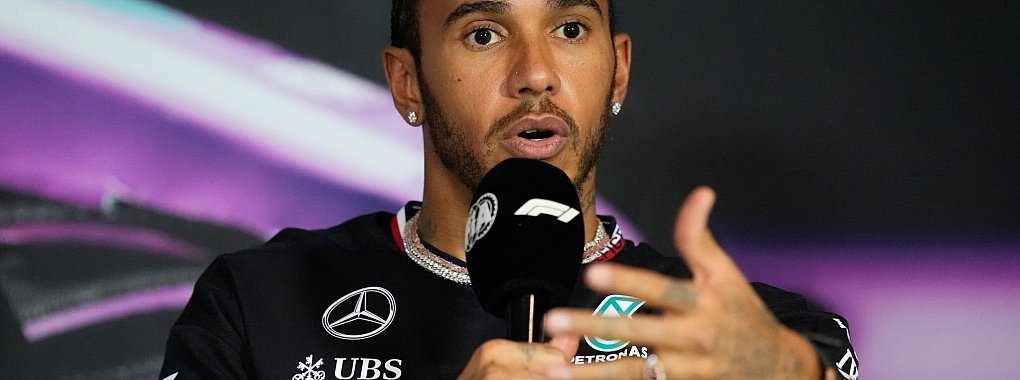 Mercedes-Pilot Lewis Hamilton nimmt seinen Teamkollegen George Russell in Schutz. - © Rebecca Blackwell/AP/dpa