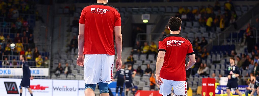 Dainis Kristopans (l) und Erik Balenciaga sind das wohl ungewöhnlichste Rückraum-Duo der Liga. - © Rene Weiss/Eibner-Pressefoto/dpa