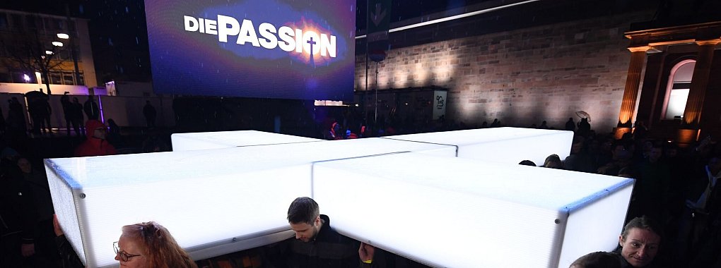 So war es in Kassel: Ein leuchtendes Kreuz wird bei der RTL-Oster-Produktion «Die Passion» getragen. (Archivbild) - © Swen Pförtner/dpa