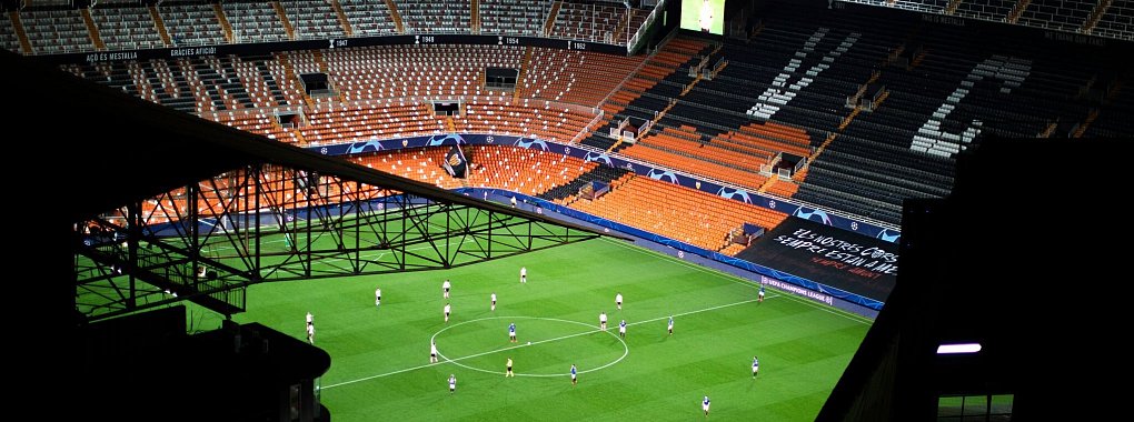 Zwei Fans des FC Valencia sollen in Singapur wegen Protesten gegen Hauptaktionär Lim festgenommen worden sein. - © Emilio Morenatti/AP/dpa