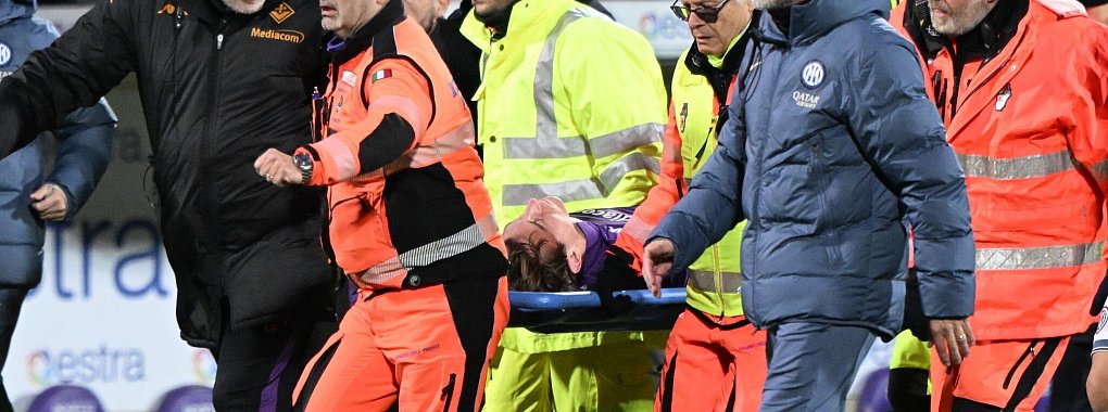 Fiorentina-Profi Edoardo Bove wird nach seinem Zusammenbruch zu einem Krankenwagen getragen. - © Alberto Lingria/Xinhua/dpa