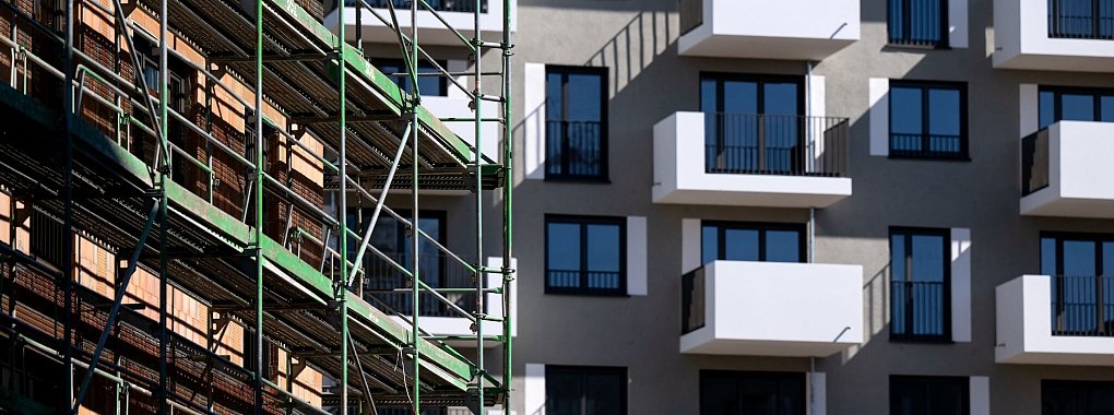 Fertig vs. unfertig: Je weiter ein Bauprojekt fortgeschritten ist, desto geringer sind die Risiken f&uuml;r K&auml;uferinnen und K&auml;ufer. Existiert eine Immobilie zun&auml;chst nur auf dem Papier, kann bis zur Fertigstellung des Neubaus noch vieles schiefgehen. - &copy; Sven Hoppe/dpa/dpa-tmn