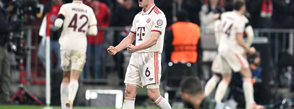 Der Moment der Befreiung und Erlösung: Joshua Kimmich (M) beim Jubel nach dem ganz späten Ausgleichstor des FC Bayern. - © Sven Hoppe/dpa