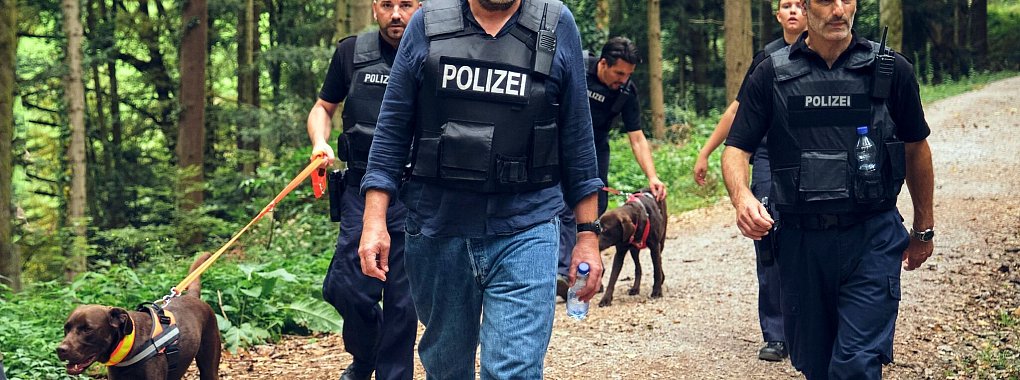 Friedemann Berg (Hans-Jochen Wagner) macht sich mit der Hundestaffel auf die Suche. - © Benoît Linder/SWR/dpa