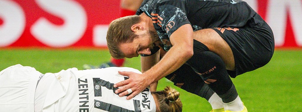 Mainz-Torhüter Zentner wurde von Harry Kane am Kopf getroffen. - © Torsten Silz/dpa