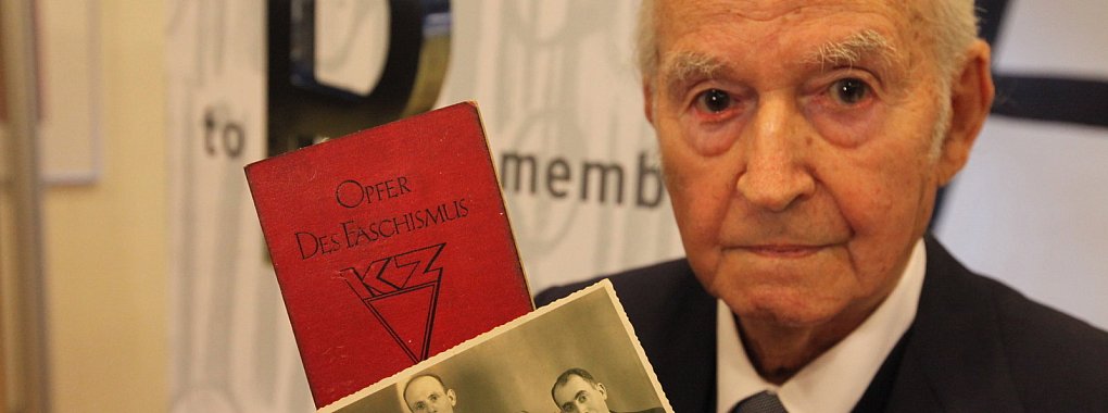 An seine Zeit im KZ Auschwitz erinnert die tätowierte Nummer 132624 – von seiner ermordeten Familie bleibt Leon Schwarzbaum nur ein Foto. - © Archivfoto: Bernhard Preuß