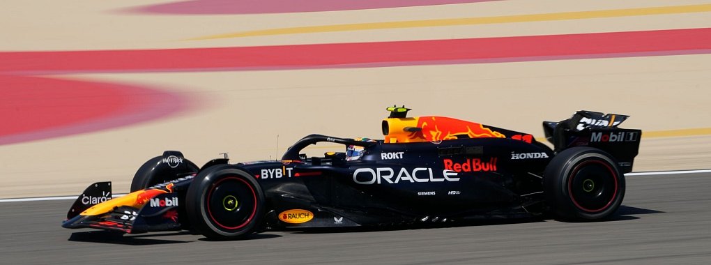 Der Mexikaner Sergio Perez steuert sein Auto auf der Rennstrecke in Bahrain. - © Darko Bandic/AP/dpa