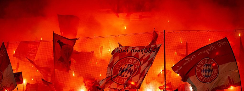 Unter anderem für das Zünden von Bengalos im Spiel gegen Leverkusen wurde der FC Bayern nun bestraft. - © Sven Hoppe/dpa