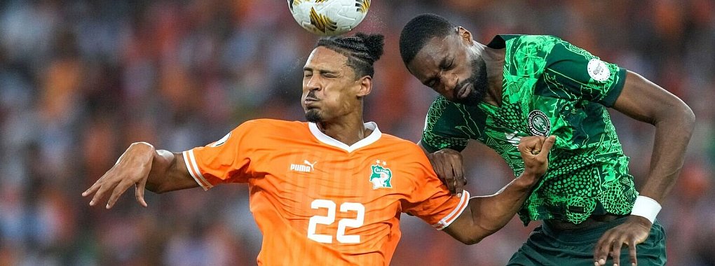 S&eacute;bastien Haller (l) von der Elfenbeink&uuml;ste im Kopfballduell mit Semi Ajayi. - &copy; Sunday Alamba/AP