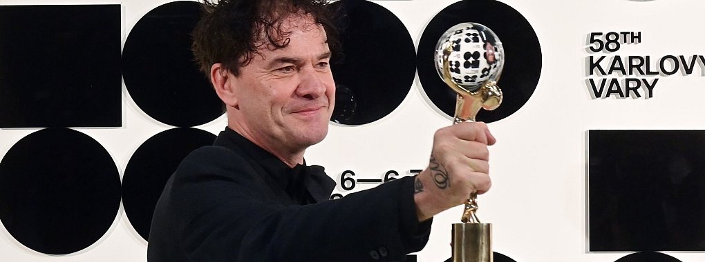 Der Regisseur Mark Cousins freut sich in Karlsbad riesig &uuml;ber den Hauptpreis, den Kristallglobus. - &copy; Kube? Slavom&iacute;r/CTK/dpa