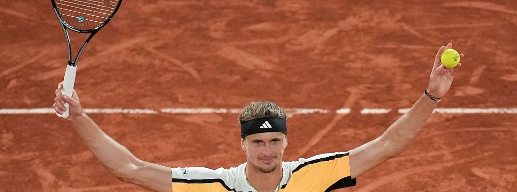 Kann sich ein L&auml;cheln nach seinem Einzug in die Runde der besten 16 nicht verkneifen: Alexander Zverev. - &copy; Christophe Ena/AP/dpa