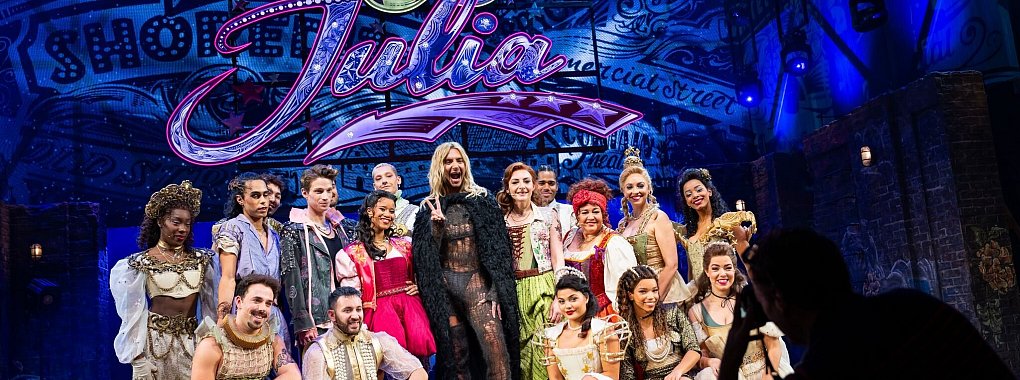 Zusammen mit dem Cast des neuen Hamburg-Musicals «& Julia» stand Bill Kaulitz für zwei Szenen auf der Bühne. - © Jonas Walzberg/dpa