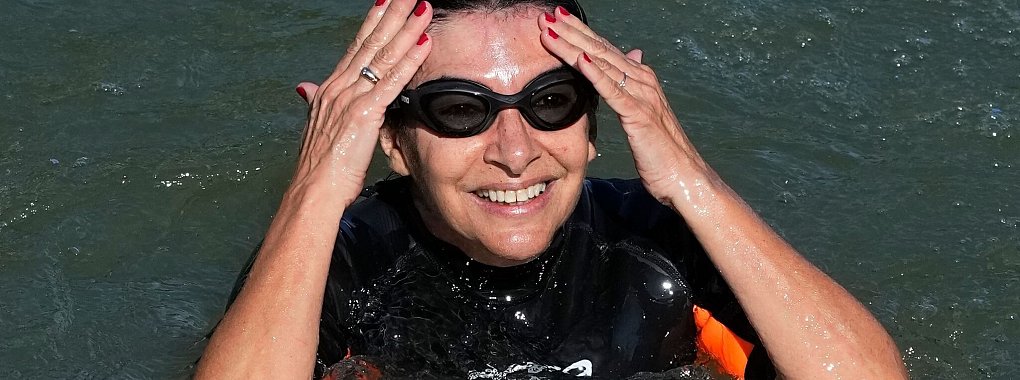 Die Pariser B&uuml;rgermeisterin Anne Hidalgo ist in das Wasser der Seine eingetaucht. - &copy; Michel Euler/AP