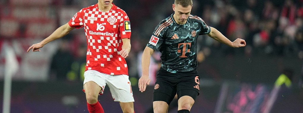 Bayern Münchens Joshua Kimmich (r) zeigte sich dem 1:2 beim FSV Mainz 05 unzufrieden. - © Thomas Frey/dpa