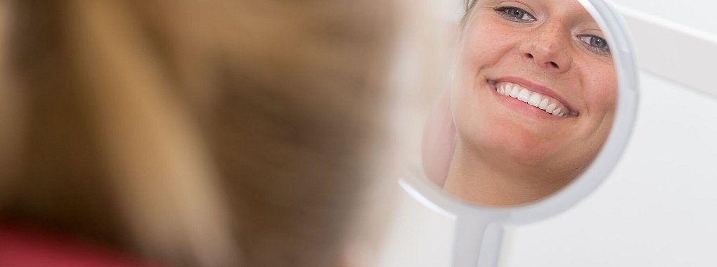 Gesetzliche Krankenkassen zahlen bei Kronen, Brücken oder Implantaten nur die sogenannte Regelversorgung. Reicht das nicht, kann man eine Zahnzusatzversicherung abschließen. - © Benjamin Nolte/dpa-tmn