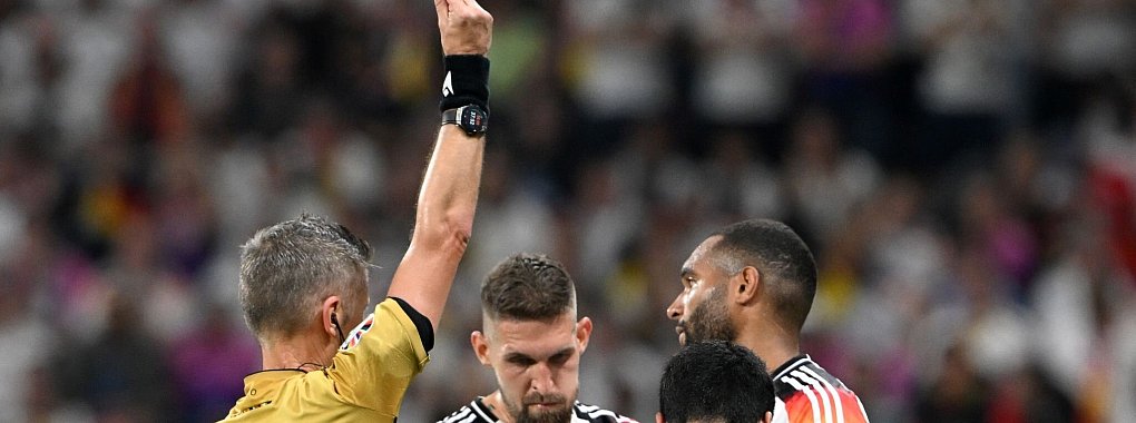 Jonathan Tah (r) wird wegen einer Gelbsperre im EM-Achtelfinale fehlen. - &copy; Federico Gambarini/dpa