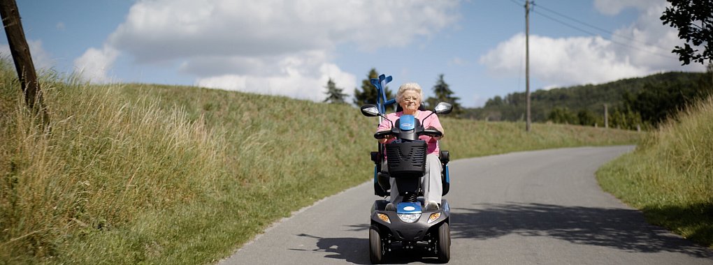 Hilde Diekmeier ist weit über Schwelentrup hinaus bekannt wie ein bunter Hund. Die ehemalige Wirtin vom "Forellenhof" flitzt mit ihrem Scooter die alte Dorfstraße rauf und runter und begegnet dabei so manche einem bekannten Gesicht. Die Filmemacher aus Bielefeld begleiten die Köchin. - © Land in Sicht