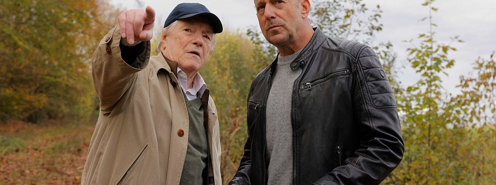 Gerd Dennert (Manfred Zapatka) setzt Ingo Thiel (Heino Ferch, r.) in Kenntnis &uuml;ber den damaligen Ermittlungsstand in dem Vermisstenfall. - &copy; Tom Trambow/ZDF/dpa