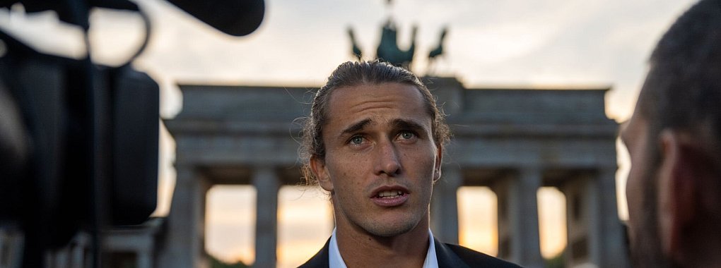 Tennisprofi Alexander Zverev lässt seinen Start bei den Davis-Cup-Finals noch offen. - © Christophe Gateau/dpa