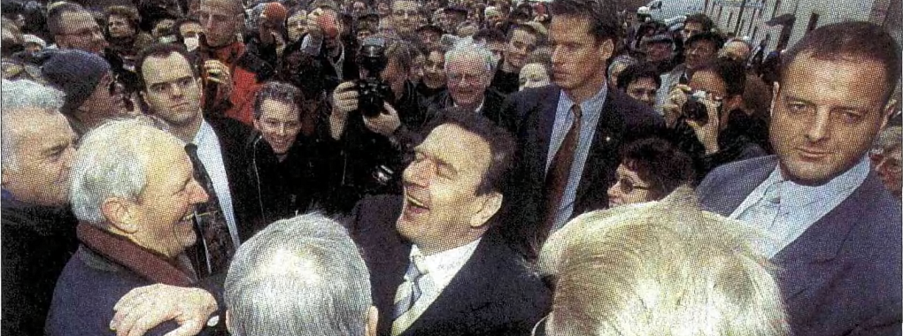 Zum "Staatsbesuch mit Volksfestcharakter" kommt Gerhard Schröder (Mitte) am 1. Februar 2001 nach Lemgo-Brake. Dort trifft er auch seinen früheren Fußballkollegen Herbert Batzer (links im Bild). - © LZ, 30.12.2001/Scherzer