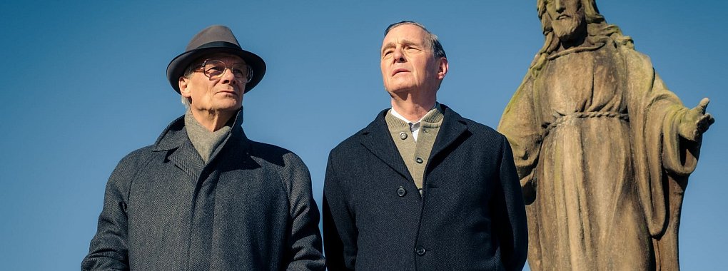 Honecker (Edgar Selge, l.) und Holmer (Hans-Uwe Bauer, r.) sind auf dem Weg zum See. - &copy; Conny Klein/ZDF/dpa