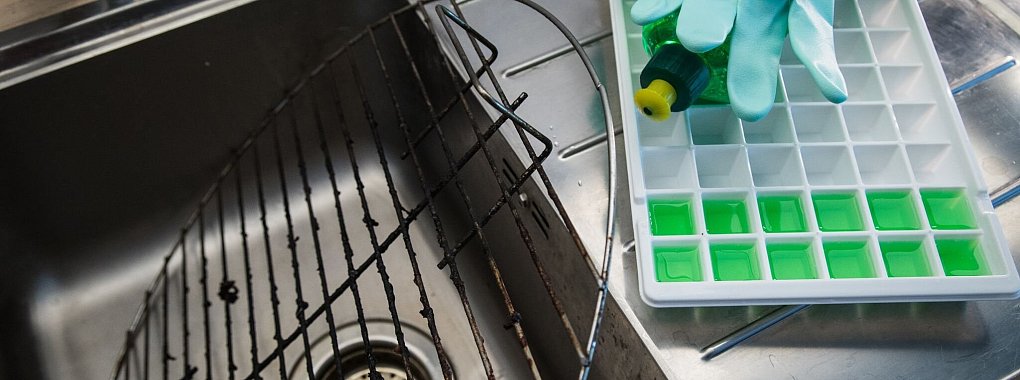 Lassen Eisw&uuml;rfel aus Sp&uuml;lmittel den Grillrost wieder in neuem Glanz erstrahlen? - &copy; Christin Klose/dpa-tmn