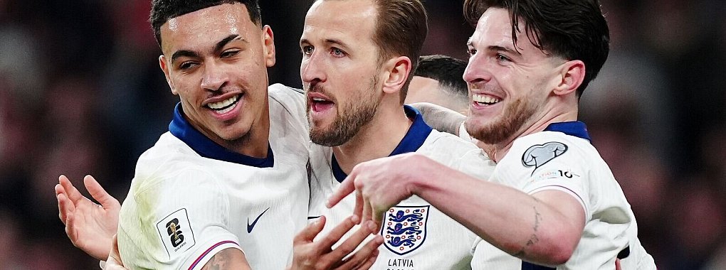Harry Kane (Mitte) ist mit dem neuen England-Coach Thomas Tuchel sehr zufrieden - © Mike Egerton/PA Wire/dpa