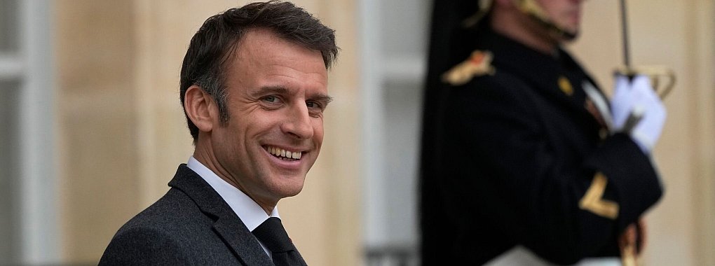 Emmanuel Macron, Präsident von Frankreich, zeigt sich gerne sportlich. Sendet er mit seinem neusten Foto sogar eine Botschaft? - © Michel Euler/AP/dpa