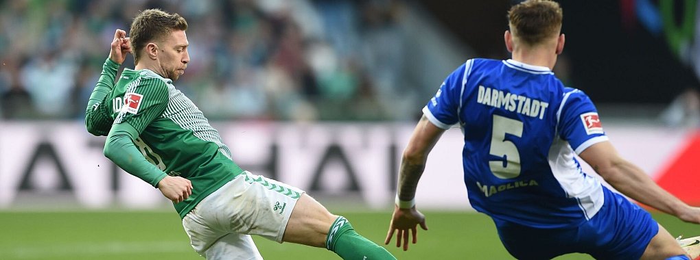 Werders Mitchell Weiser (l) k&auml;mpft gegen Darmstadts Matej Maglica um den Ball. - &copy; Carmen Jaspersen/dpa