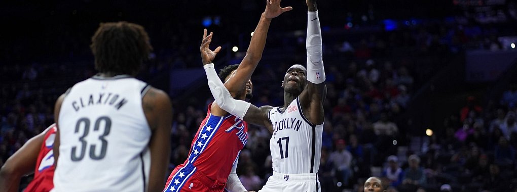 Dennis Schröder blieb in Philadelphia weitestgehend blass. - © Matt Slocum/AP/dpa
