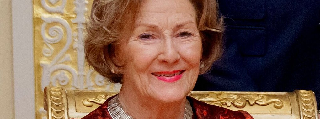 Königin Sonja musste nach einem Ski-Ausflug wegen Vorhofflimmern ins Krankenhaus gebracht werden. (Archivbild) - © Stian Lysberg Solum/NTB/dpa