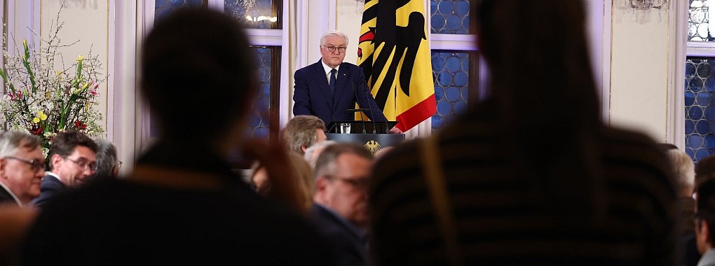 Propalästinensische Demonstranten unterbrechen die Rede von Bundespräsident Frank-Walter Steinmeier in Leipzig. - © Jan Woitas/dpa