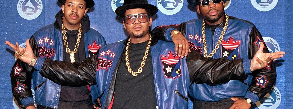 Die Rap-Gruppe Run-DMC: Joseph &laquo;Run&raquo; Simmons (l-r), Darryl &laquo;DMC&raquo; McDaniels und Jason Mizell &laquo;Jam Master Jay&raquo;, im M&auml;rz 1988. - &copy; Mark Lennihan/AP/dpa