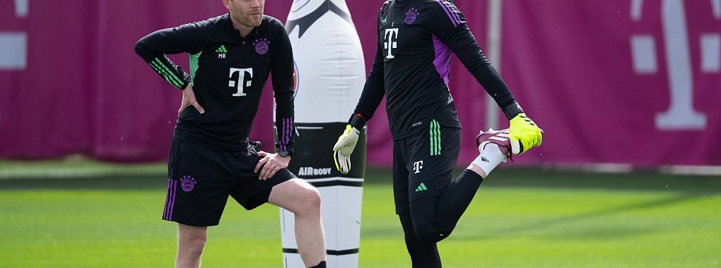 Torwart Manuel Neuer (r) und Torwarttrainer Michael Rechner auf dem Trainingsplatz. - &copy; Sven Hoppe/dpa