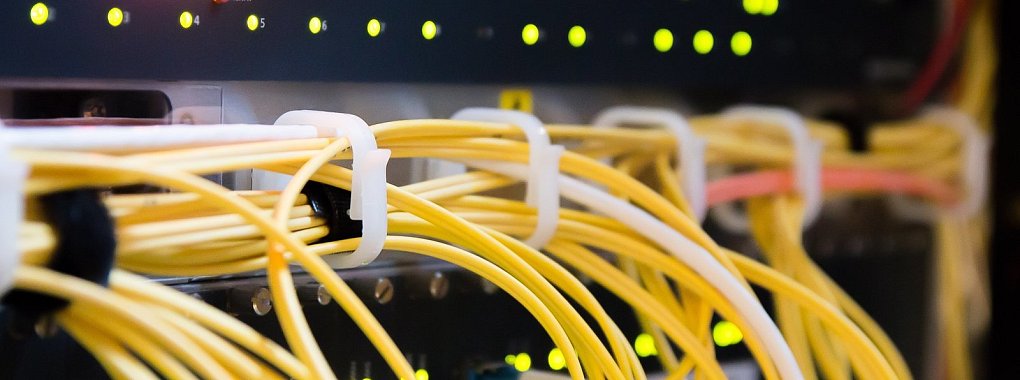 - &copy; pixabay/jarmoluk