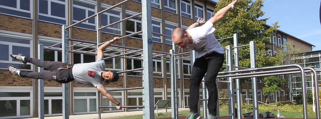 Gute Ergänzung: Visa Tisathi (links) und Manuel Schramm trainieren gerne am "Calisthenics"-Gerät auf dem Gelände des Lüttfeld Berufskollegs. Sie wünschen sich jedoch eine eigene Parkour-Anlage in Lemgo. - © Daniel Hobein