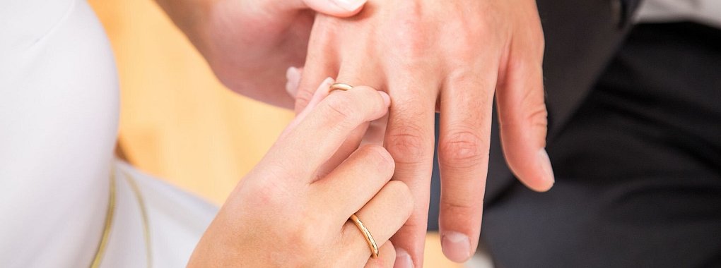 Ehepartner können sich bei der Steuer gemeinsam veranlagen lassen - und so Geld sparen. - © Christin Klose/dpa-tmn/dpa