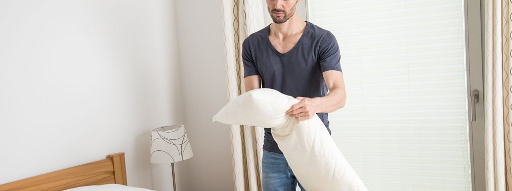 Ein- bis zweimal pro Jahr sollten Kopfkissen gewaschen werden. Doch nicht immer kommen waschbare Kissen dann auch aus der Trommel, wie man sie hineingegeben hat, zeigt eine Untersuchung der Zeitschrift «Öko-Test». - © Christin Klose/dpa-tmn