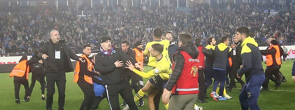 Anh&auml;nger von Trabzonspor hatten nach dem 2:3 gegen Fenerbahce den Platz gest&uuml;rmt und Spieler und Trainer des Gegners angegriffen. - &copy; Huseyin Yavuz/DIA-Imagas via AP/dpa