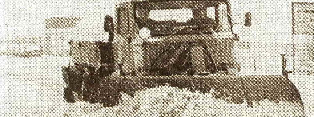 Alle verfügbaren Schneepflüge und -schieber von Stadt, Kreis und Landesstraßenbehörde sind am 14. Februar 1979 im Kreis Lippe im Einsatz, um den Schneemassen Herr zu werden. Wer auf verschneiten und vereisten Straßen anhalten musste, hing hoffnungslos fest. - © U. Lehmeier/LZ