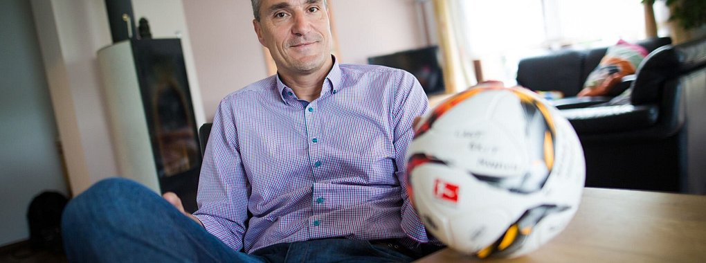 DFB-Schiedsrichterchef Knut Kircher hat angekündigt, dass die halbautomatische Abseitstechnologie zu Saison 2025/2026 eingeführt wird. - © Christoph Schmidt/dpa