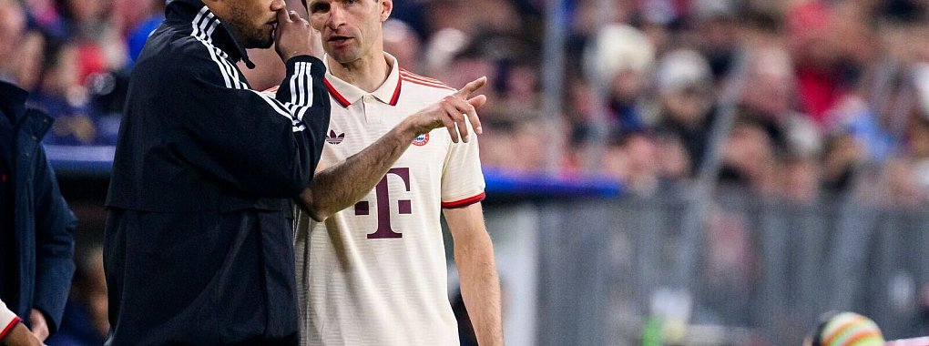 Was macht Trainer Vincent Kompany (l) diesmal mit Thomas Müller? - © Tom Weller/dpa