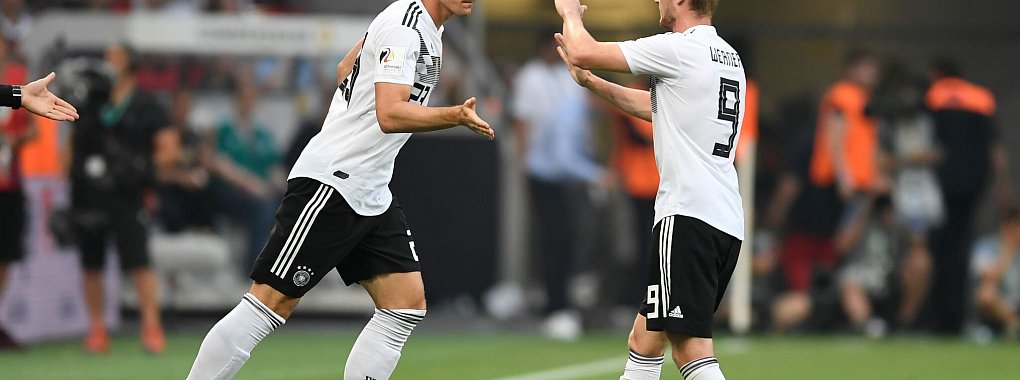 Der mittlerweile als Funktionär tätige Mario Gomez (l) nimmt Timo Werner in Schutz. - © Marius Becker/dpa