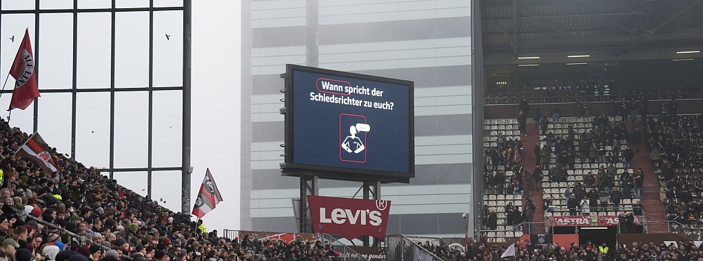 Auf der Anzeigetafel wird vor Spielbeginn der Ablauf der Verkündung des Schiedsrichters zum VAR-Beweis erklärt. - © Marcus Brandt/dpa