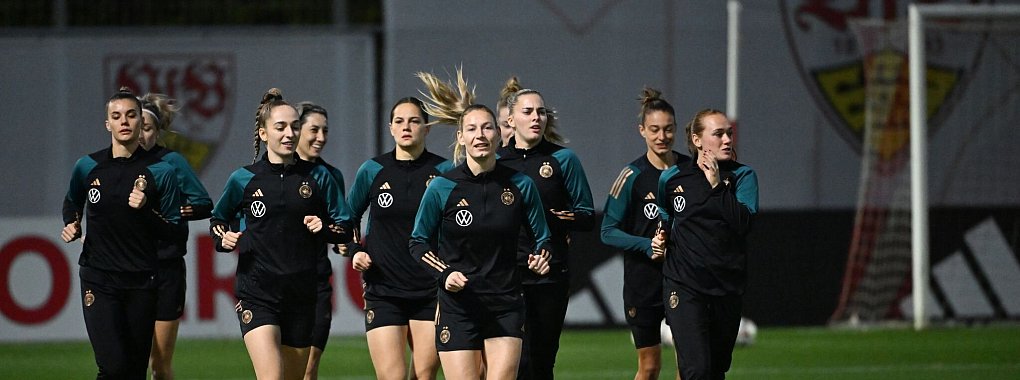 Auftakt des Lehrgangs: Die deutschen Fußballerinnen stehen vor den beiden letzten Länderspielen 2024. - © Marijan Murat/dpa