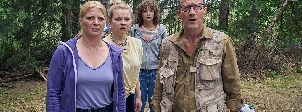 Thomas Wellmann (Wotan Wilke M&ouml;hring, r) bereitet sich mit seiner Frau Eva (J&ouml;rdis Triebel, l) und den T&ouml;chtern Paula (Daria Vivien Wolf, 2.v.l.) und Jenny (Josefine Keller, 2.v.r.) auf einen erneuten Blackout vor. - &copy; Frank Dicks/ZDF/arte/dpa