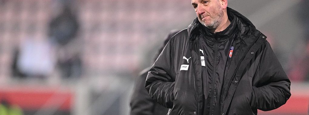 Heidenheims Trainer Frank Schmidt ist enttäuscht und richtet den vollen Fokus nun auf den Abstiegskampf der Fußball-Bundesliga. - © Harry Langer/dpa