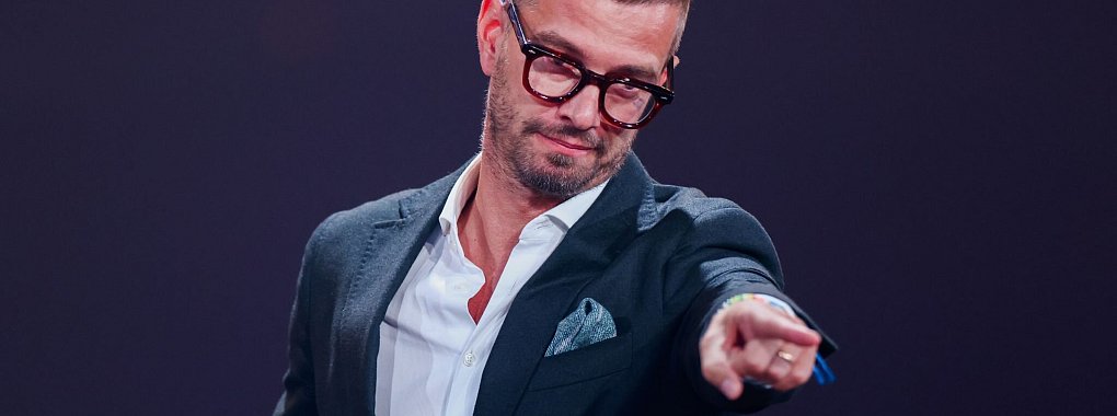 Joko Winterscheidt spricht über Therapiestunden - © Rolf Vennenbernd/dpa